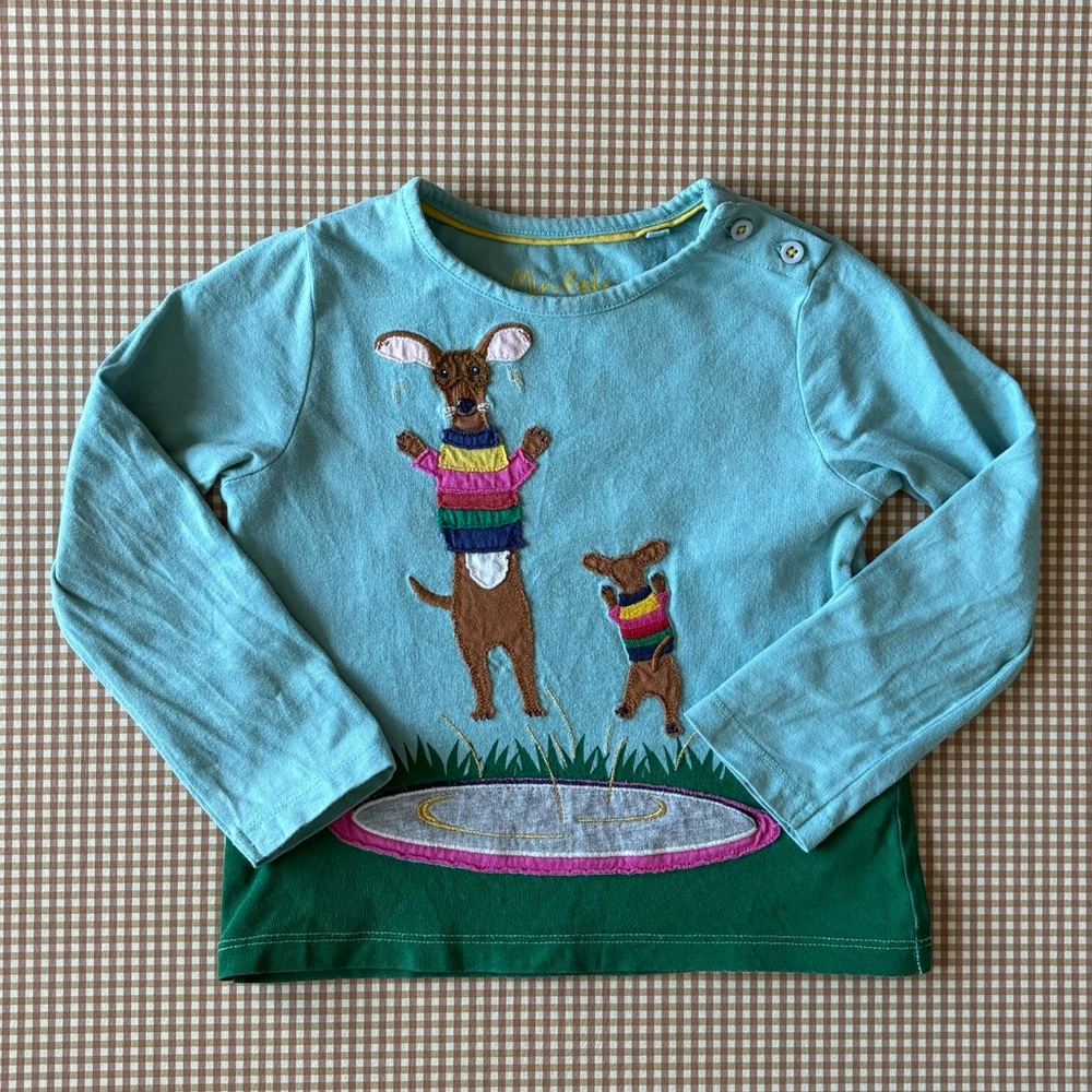 Mini Boden long sleeve appliqué jumping dogs shirt. Size 2-3 - Picture 2 of 15